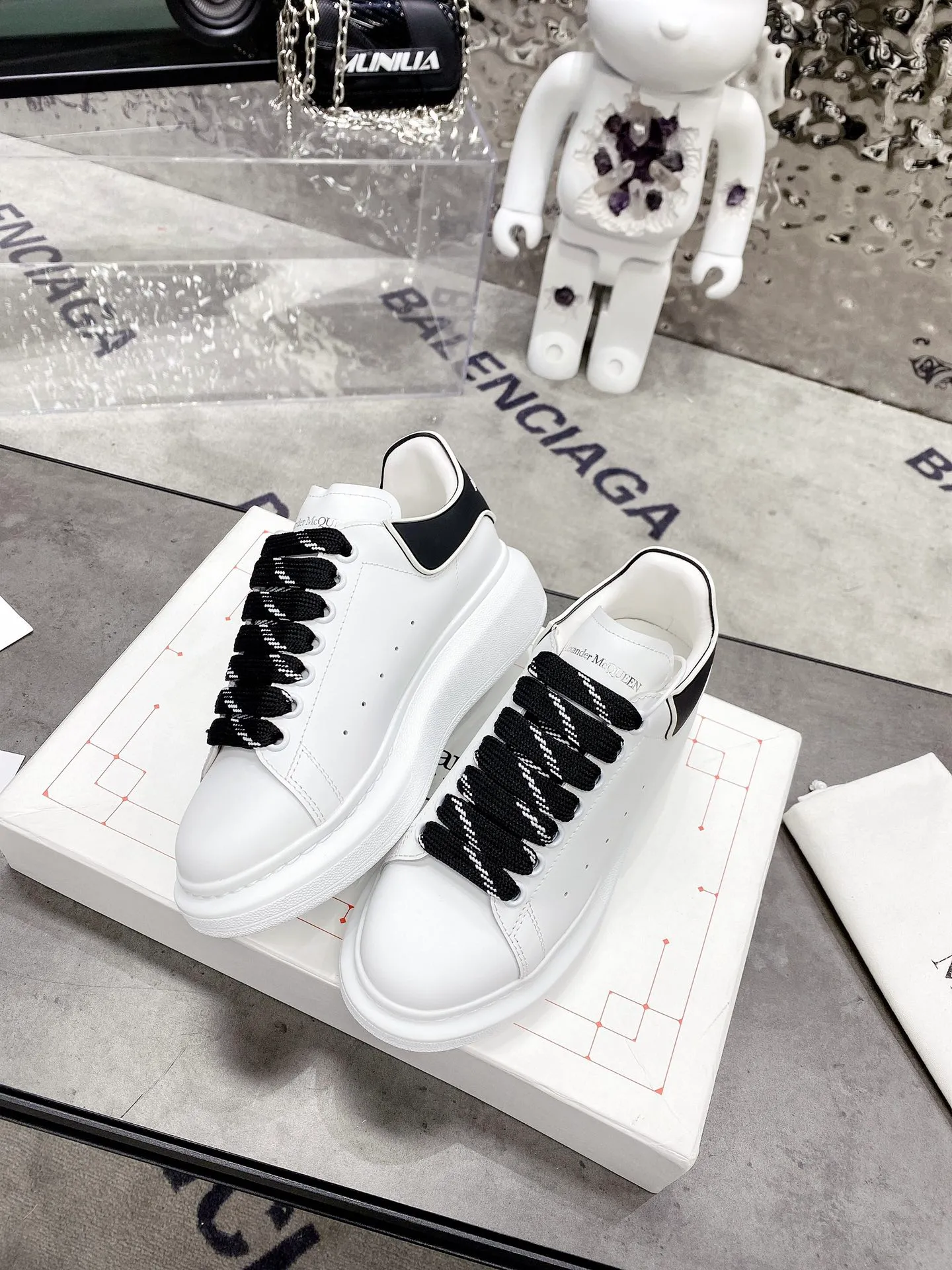 👟👟Ex-factory price 480👟👟 Women's shoe factory McQueen's latest original version developed this year will definitely bring you the most cost-effective ALEXANDER MCQUEEN classic in the market. If you don't have the confidence to improve the quality, there is really no need to put it on the table🔙.  Purchased original version from HK counter, various demolitions.  All kinds of open touch💥All kinds of K are welcome.  (Anyone who has the original version at the stall is welcome🆚) The thick sole perfectly increases the elongated visual effect. The most perfect proportion of the shoe body is this last shape. The logo font on the rear tail is printed in small fonts. The foot logo is made of genuine leather air-pressed and colorless process. We will always update the color according to the counter. 🔘Upper: Genuine customized silk cowhide 🔘Inner: original water-dyed sheep leather 🔘Sole: exclusive molding TU➕U vacuum 🔘Shoe tail: Thermal transfer printing technology 🔘Size for women: 34-41 for men: 38-46